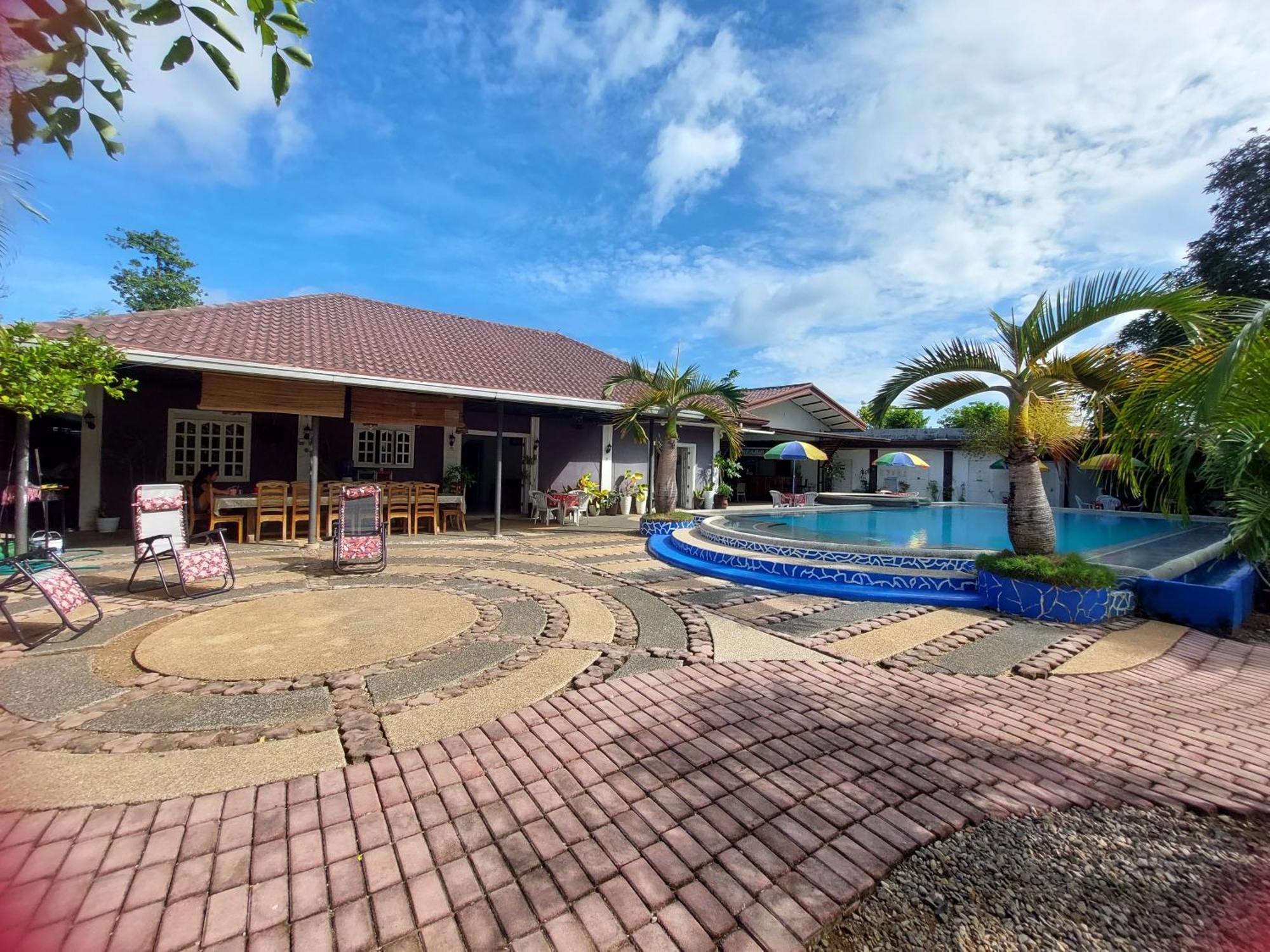Ice Bear Bar & Tourist Inn Dauis Екстериор снимка