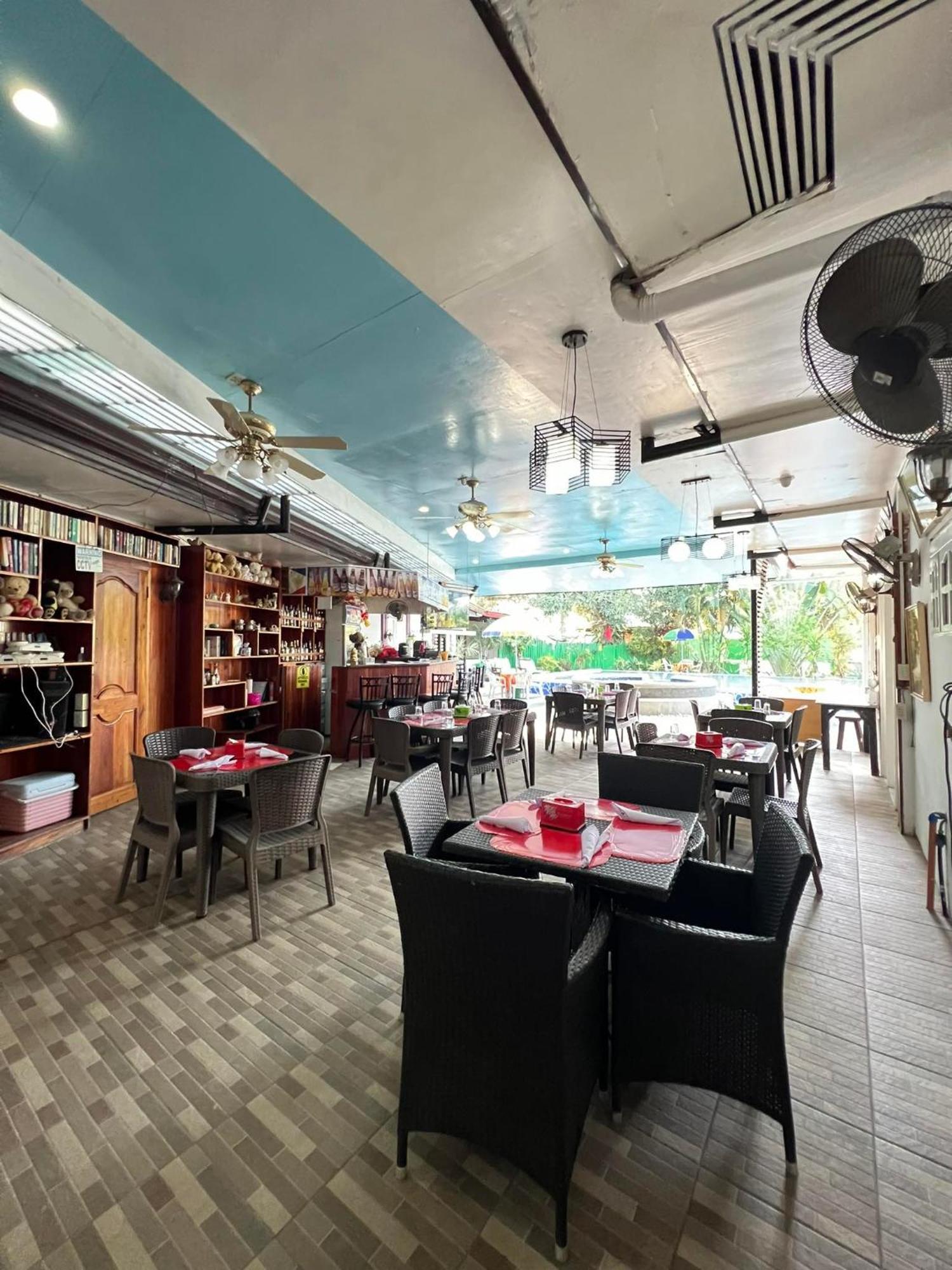 Ice Bear Bar & Tourist Inn Dauis Екстериор снимка