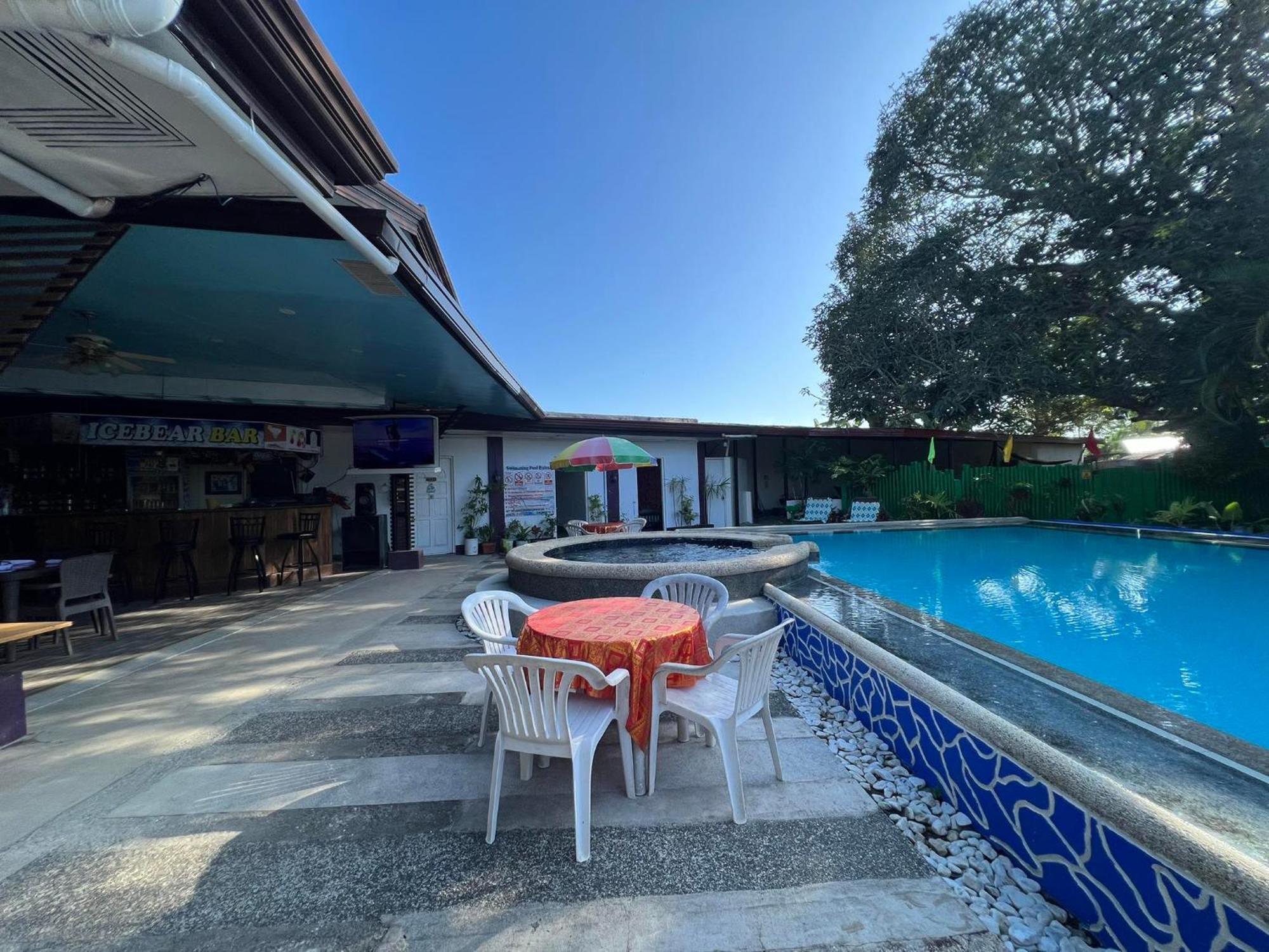 Ice Bear Bar & Tourist Inn Dauis Екстериор снимка