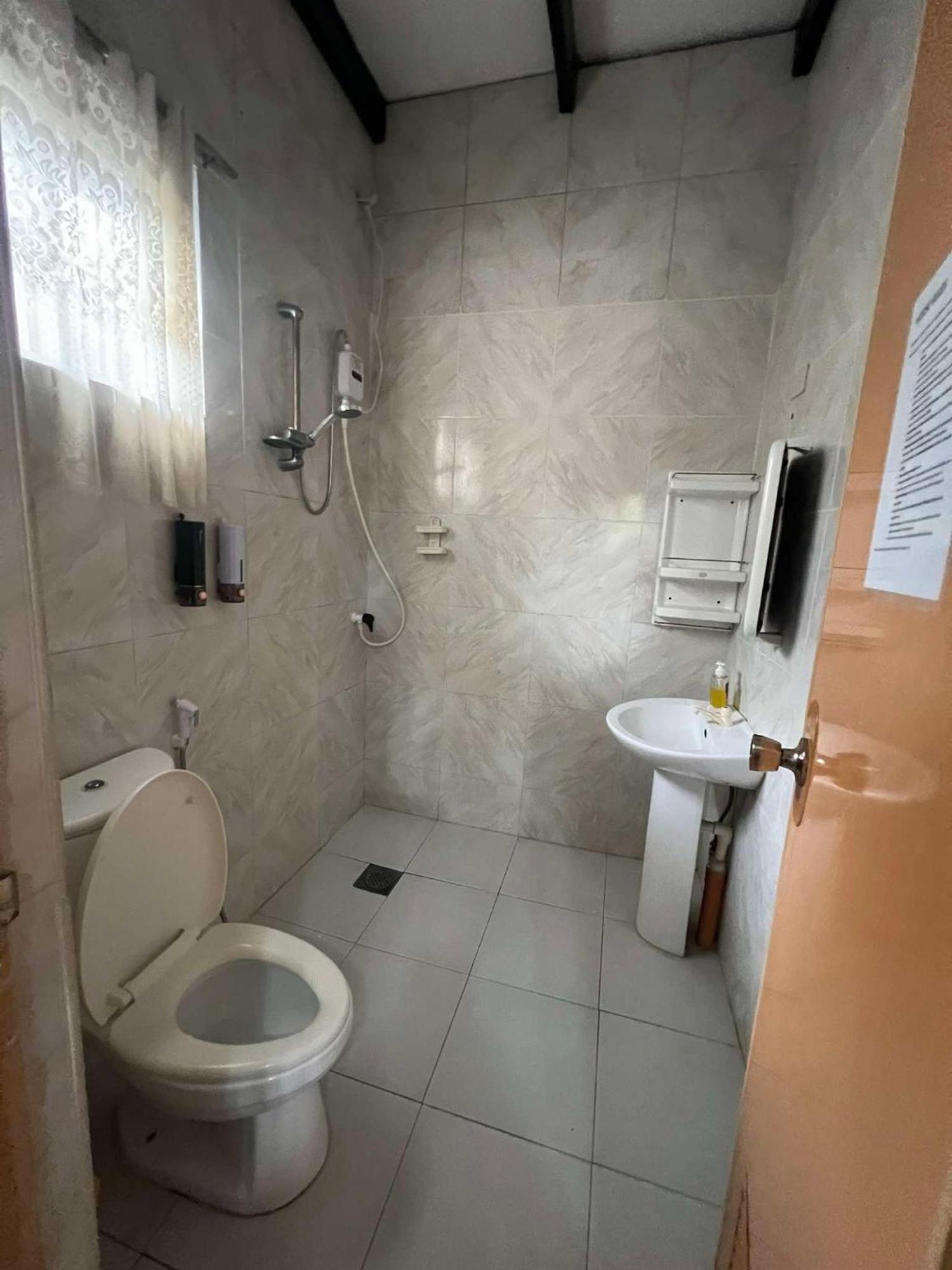 Ice Bear Bar & Tourist Inn Dauis Стая снимка