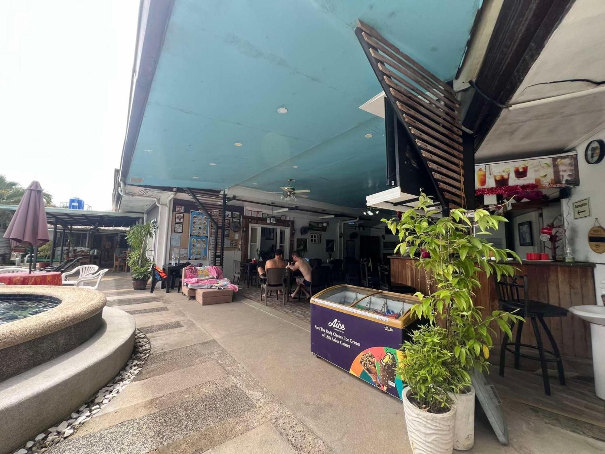 Ice Bear Bar & Tourist Inn Dauis Екстериор снимка